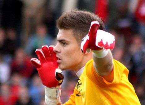 Бельгийский вратарь запустил в ребенка мячом (ВИДЕО)