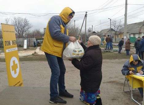 Более 17 тысяч жителей глубинки Донбасса получат продукты в ноябре: Куда приедут волонтеры