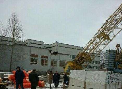 Падение крана на детскую поликлинику успели снять (ВИДЕО)