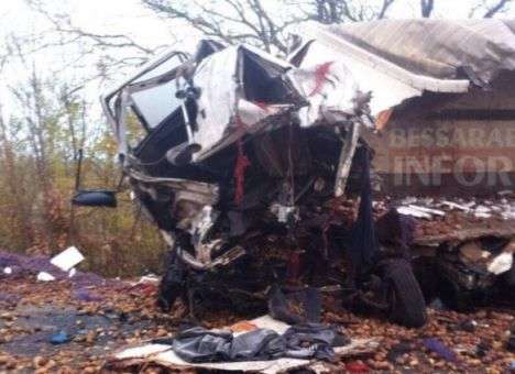 Кабины фур разорвало на части: Кадры с места чудовищного ДТП на трассе «Одесса-Рени» (ФОТО)
