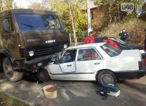 В Одессе легковушка с женщиной за рулем «нырнула» под КамАЗ (ФОТО)