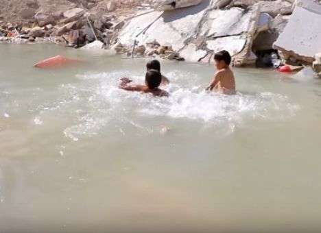 В Алеппо дети играют и купаются в воронках от бомб (ВИДЕО)