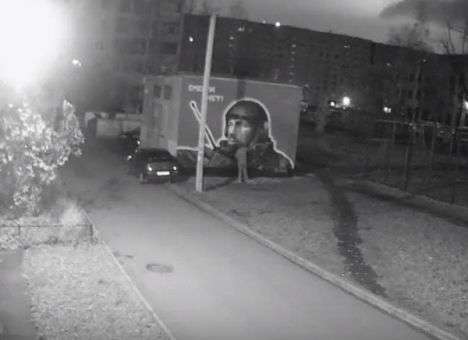 Стало известно, что написали на залитом краской портрете «Моторолы» (ФОТО)