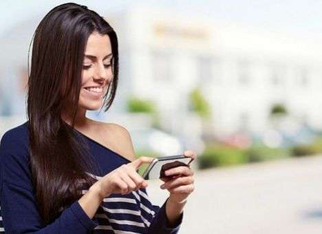 Психологи объяснили романтическую любовь к гаджетам