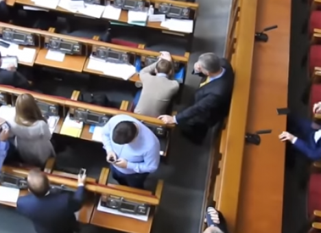 Журналисты сняли спящего в ВР нардепа (ВИДЕО)