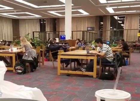 Опубликованы кадры внезапной истерики студента в библиотеке (ВИДЕО)