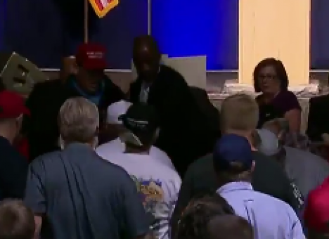 К Трампу пришел человек с оружием (ВИДЕО)