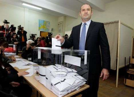 В Болгарии в первом туре выборов Президента страны лидирует пророссийский кандидат