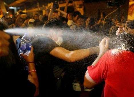 В Гонконге полиция разогнала людей в черном