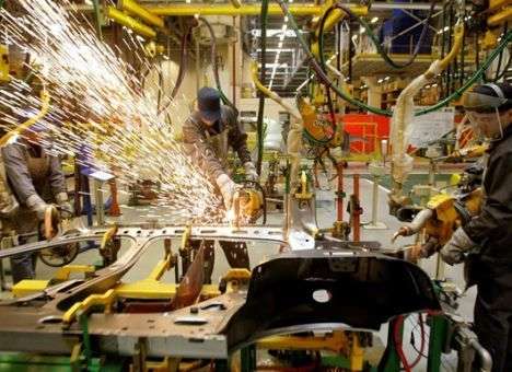 Производство автомобилей и автобусов в Украине упало почти на 30%