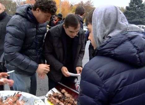 Одесса отмечает отставку Саакашвили шашлыками и плясками