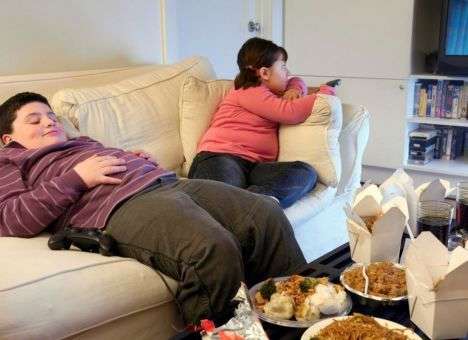 Почему нельзя есть перед телевизором, рассказали медики