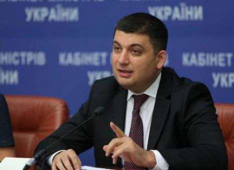 Премьер зазывает активистов на госслужбу