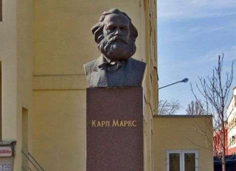 Фабрика Порошенко игнорирует закон о декоммунизации