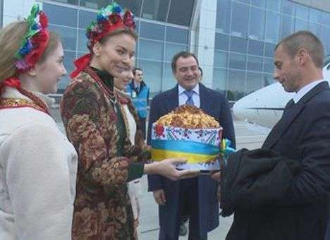 Президент УЕФА лишь с третьей попытки оторвал кусок от украинского каравая (ВИДЕО)