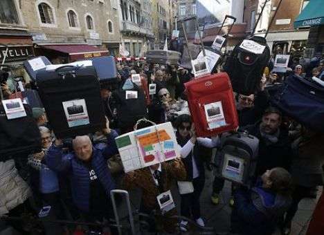 Венецианцы вышли на марш протеста с чемоданами и сумками