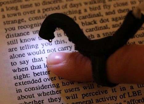 Ученые разработали камеру, помогающую незрячим читать книги