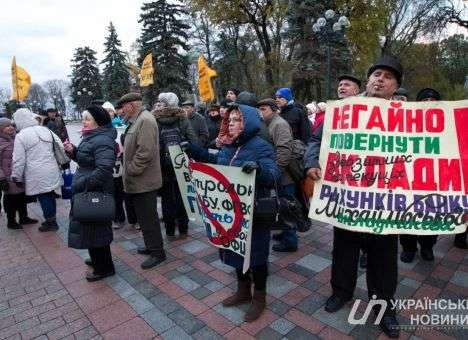 Рада хочет возместить убытки вкладчиков банков
