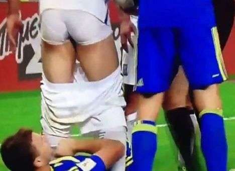 Нападающий сборной Боснии и Герцоговины снял шорты с соперника (ВИДЕО)