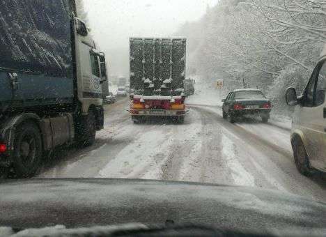 Дальнобойщиков накажут за использование летней резины зимой