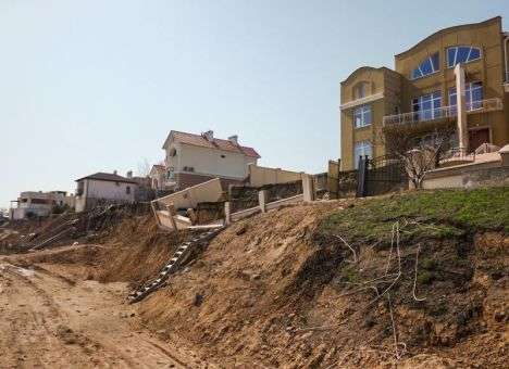 Черноморску не дадут «сползти» в море