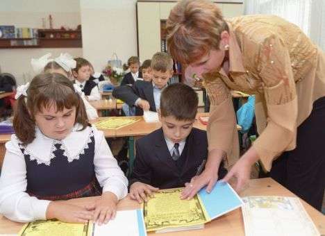 Учителям поднимут зарплату