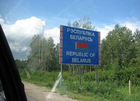 В Беларусь идет поток оружия с Украины