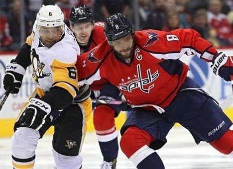 Российский нападающий ударил клюшкой своего вратаря (ВИДЕО)