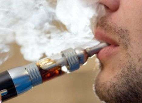 Медики рассказали о новой опасности электронных сигарет