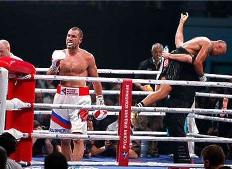 Российский боксер проиграл три чемпионских пояса