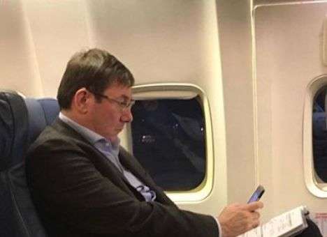 Луценко улетел в Гаагу, но обещал вернуться