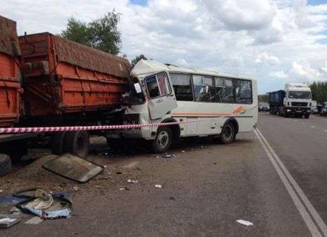 В России в страшном ДТП автобуса с грузовиком погибли 6 человек