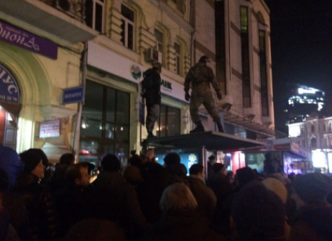 Во время народного Вече и погромов травмировались не менее трех человек