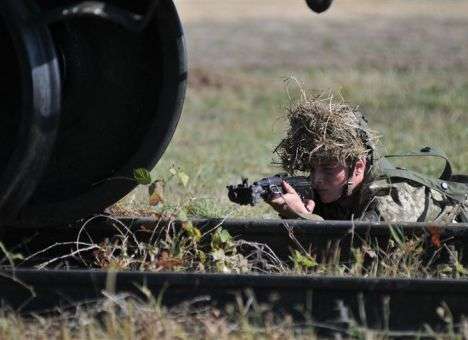 Украинские военные попали под огонь танков и БТР