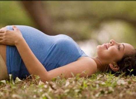 Медики сообщили, почему беременным нельзя лежать на спине