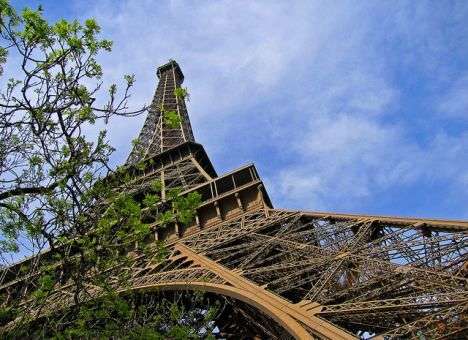 В Париже кусок лестницы на Эйфелеву башню продали за полмиллиона