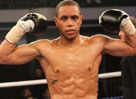 Перед чемпионским боем боксера избили в уличной драке