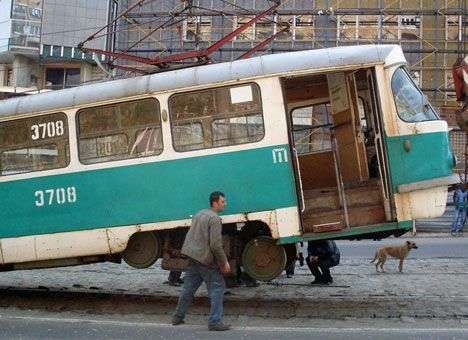 В России пассажиров возит трамвай без дна (ВИДЕО)