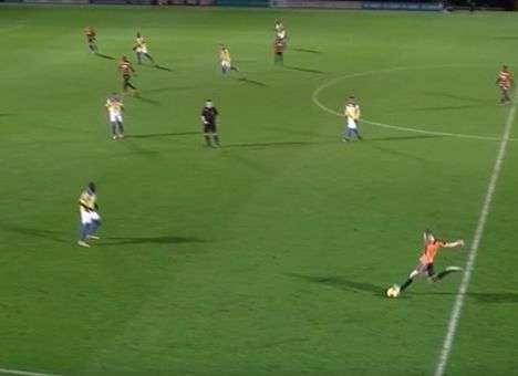 Невероятный гол с центра поля от 18-летнего защитника (ВИДЕО)