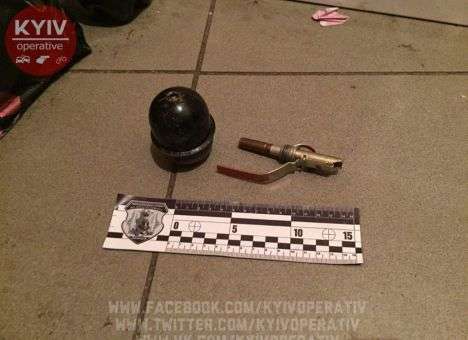 Киевлянин в ночном клубе сдал в гардероб одежду с гранатой