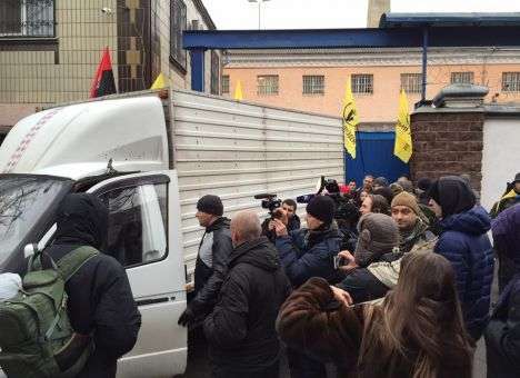 Правый сектор и семьи Небесной сотни идут к Святошинскому суду на видеодопрос Януковича