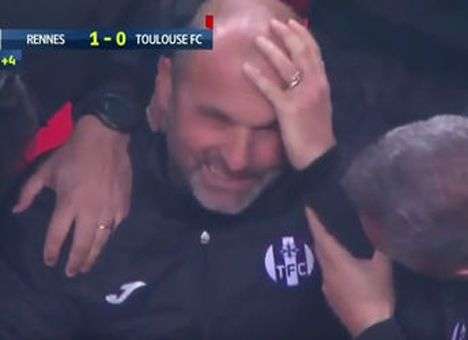 Тренер «Тулузы» чуть не «умер» от бумажного самолетика (ВИДЕО)