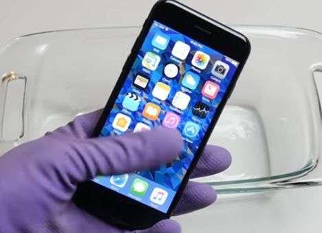 iPhone 7 испытали сильнейшей кислотой (ВИДЕО)