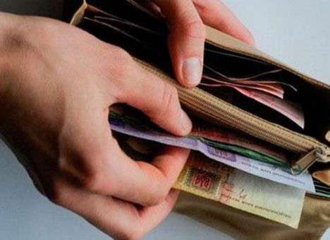 Средняя зарплата в Украине понизилась
