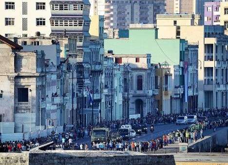 Тысячи жителей Гаваны пришли проститься с Фиделем Кастро