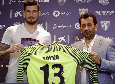 Украинский голкипер пропустил два мяча в дебютном матче за «Малагу»