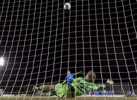 Шотландский вратарь сбил над полем чайку (ВИДЕО)