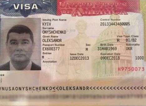 Онищенко показал журналистам американскую визу