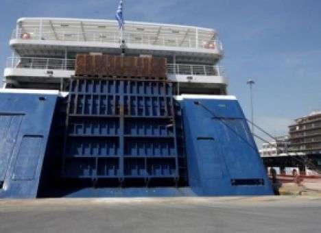 В Греции протестующие моряки остановили паромы