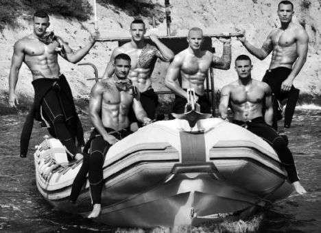 Горячие французские пожарные снялись для календаря на 2017 год